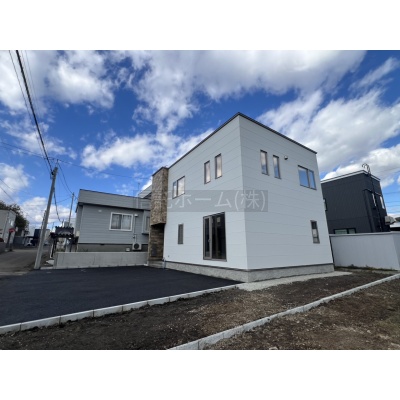 建物の側面まで美しく仕上げられており、外観全体のバランスや敷地の広さがよく分かります。