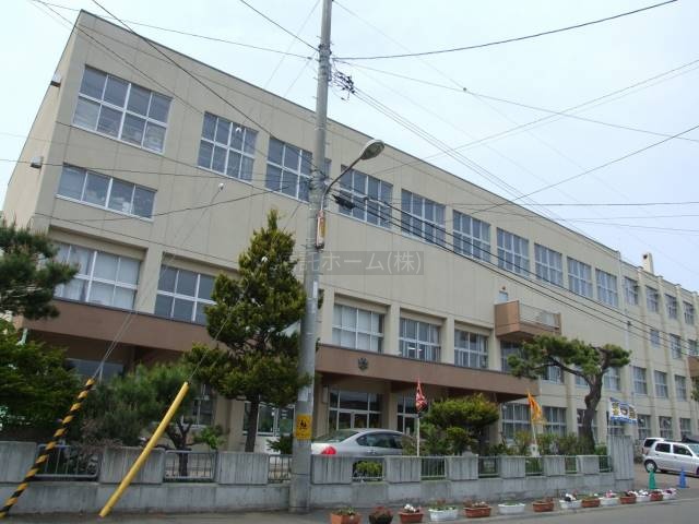 小学校：札幌市立福住小学校：1037m