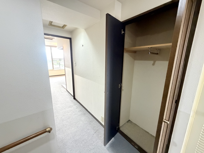 廊下には収納もございます！