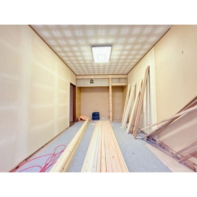 【リフォーム中】2階東側の洋室7.5帖です。クロス貼替、クッシ…