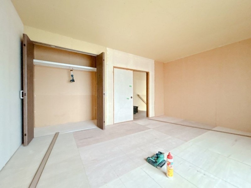 【リフォーム中】2階北西側の和室8帖は洋室に変更いたします。…