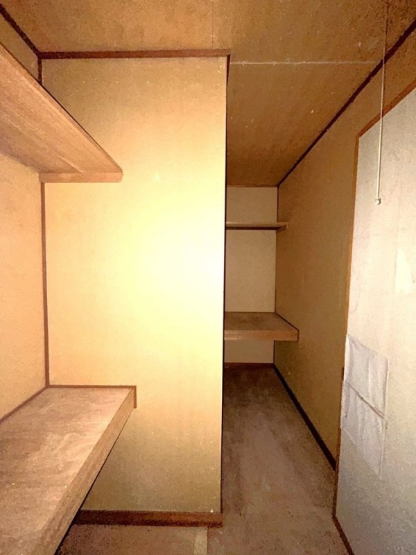 【リフォーム中】2階階段上がって正面の収納です。壁面はクロ…