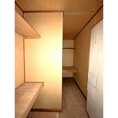 【リフォーム中】2階階段上がって正面の収納です。壁面はクロ…