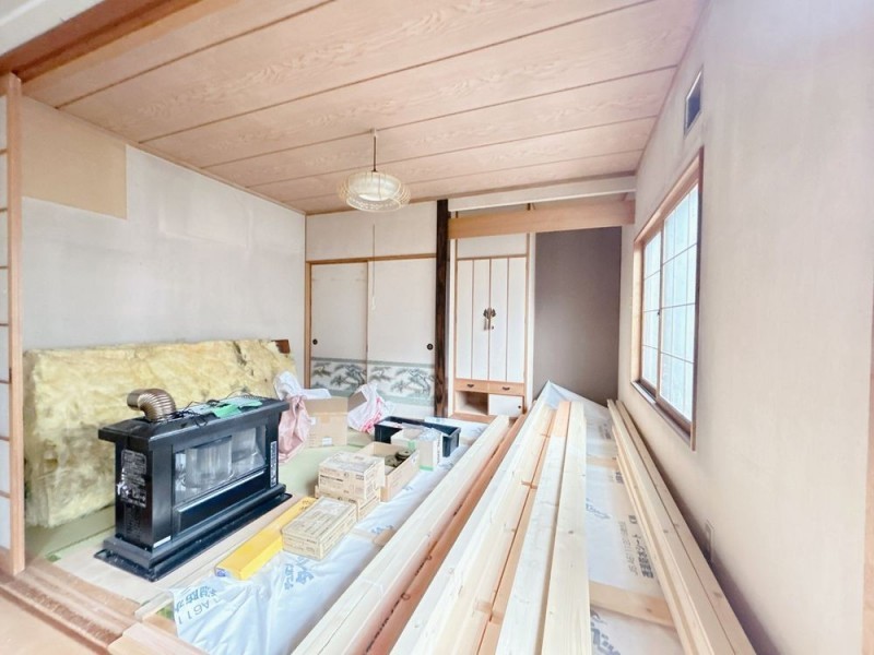 【リフォーム中】リビング横の和室6帖です。畳表替え、照明交…
