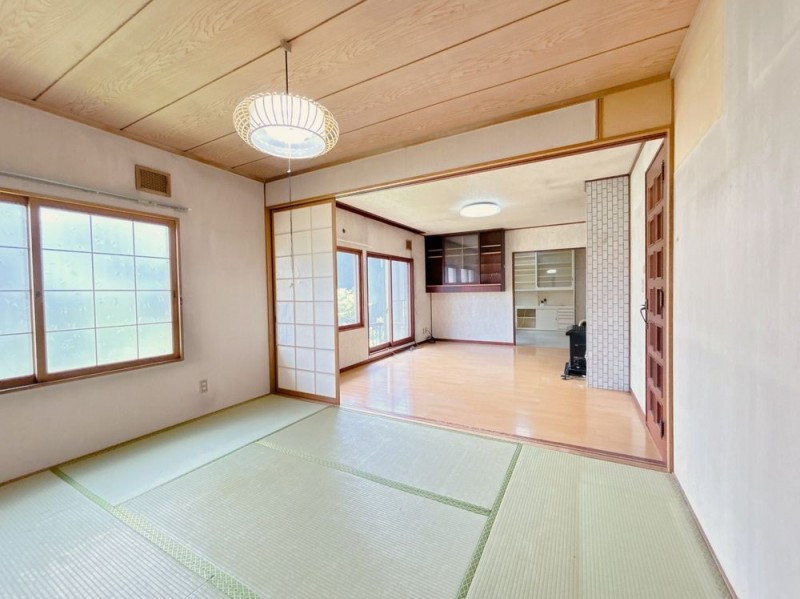 【リフォーム中】リビング横の和室6帖の別角度写真です。畳表…