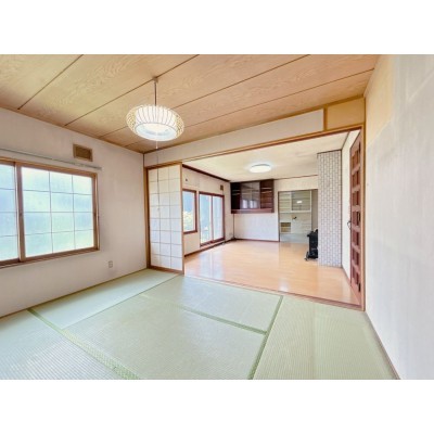 【リフォーム中】リビング横の和室6帖の別角度写真です。畳表…