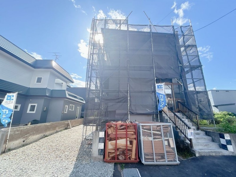 【リフォーム中】現地外観写真です。青空駐車場(縦列2台分)と…