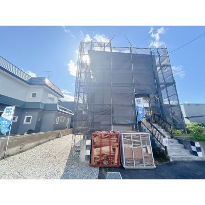 【リフォーム中】現地外観写真です。青空駐車場(縦列2台分)と…