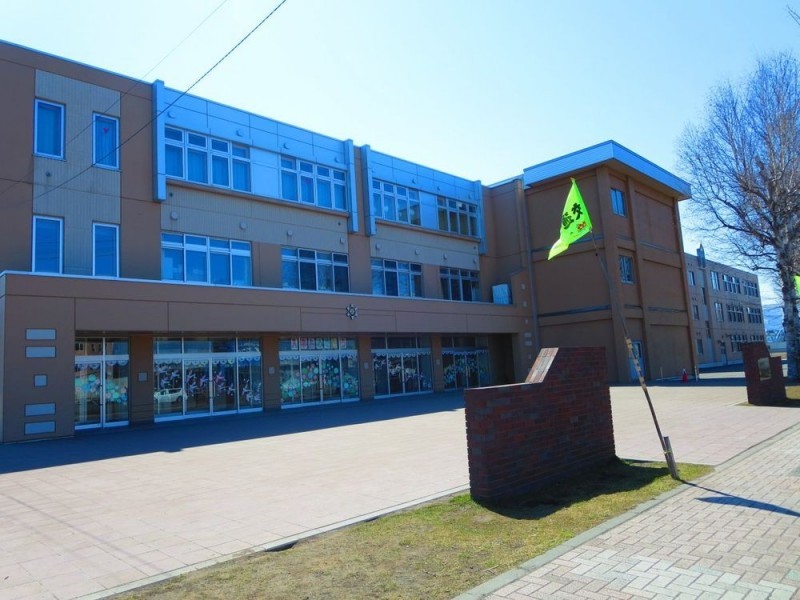 【周辺環境】南線小学校まで約350ｍ(徒歩約5分)小学校まで至近…