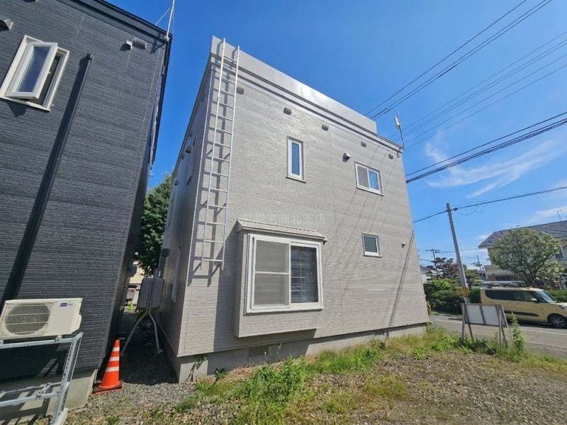 建物裏側です。現在裏には建物がございません。