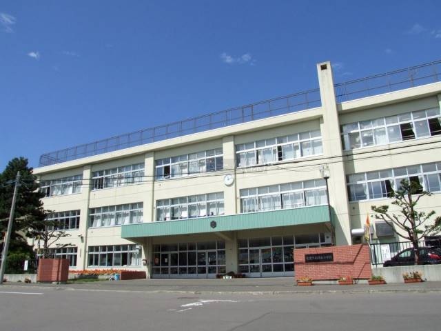 小学校：札幌市立緑丘小学校：676m