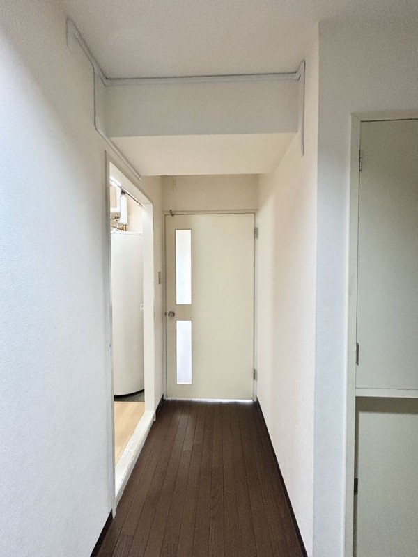 【リフォーム中】玄関ホールはマンション用フロアの上張り、ク…