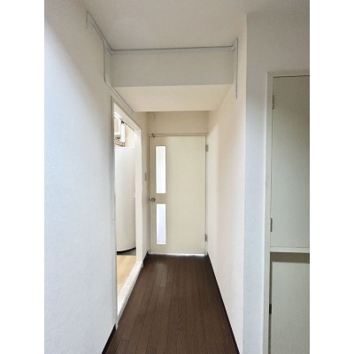 【リフォーム中】玄関ホールはマンション用フロアの上張り、ク…