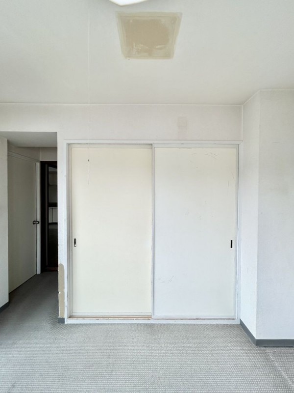 【リフォーム中】バルコニー横洋室の収納は建具を新品交換いた…