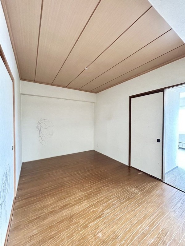 【リフォーム中】現在の和室は洋室へとリフォームいたします。…