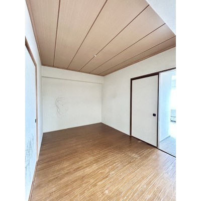 【リフォーム中】現在の和室は洋室へとリフォームいたします。…