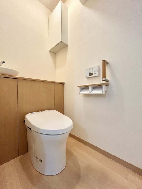 【リフォーム中】トイレはクリーニングをし、クロスの張替を行…