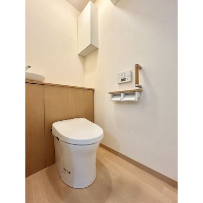 【リフォーム中】トイレはクリーニングをし、クロスの張替を行…