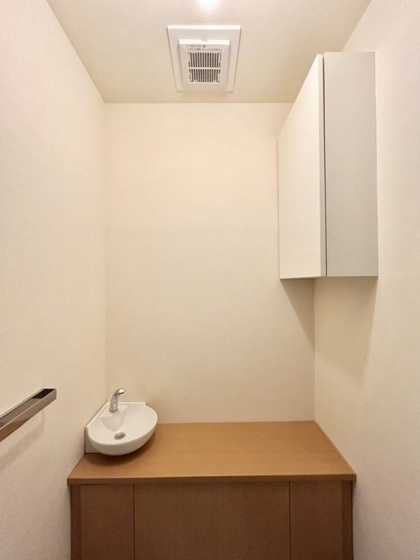 【リフォーム中】トイレには棚と手洗い場がございます。