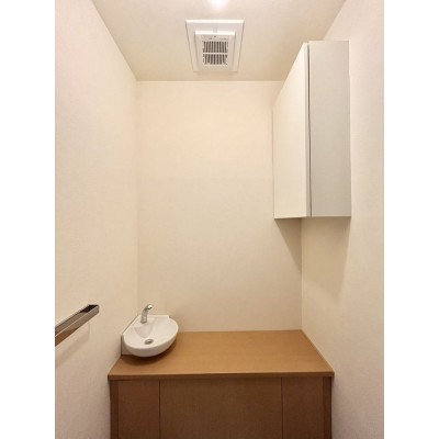 【リフォーム中】トイレには棚と手洗い場がございます。