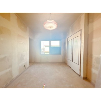 【リフォーム中】約5.75帖の2階南東側洋室です。