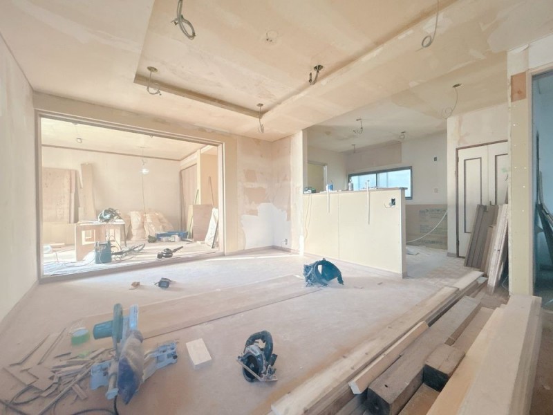 【リフォーム中】約15.5帖の南東側LDKです。クロス貼替、フロ…
