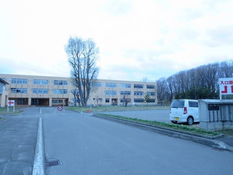 【周辺環境】石狩市立紅南小学校まで約700ｍ（徒歩約9分）です。