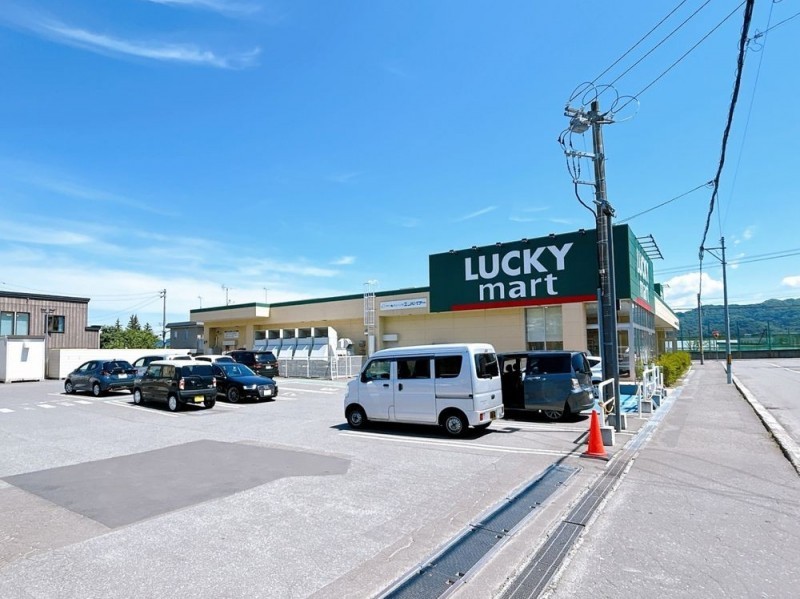 【周辺環境】ラッキーマート西野店様まで約850m、車で約3分、…