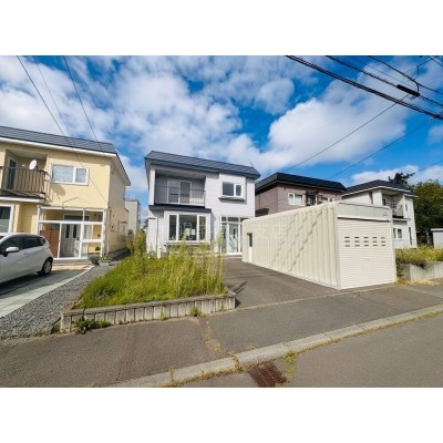閑静な住宅街に調和する落ち着いた外観！周囲の交通量が少なく…