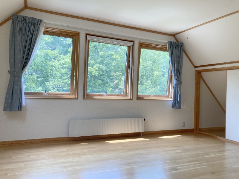 2階10.8帖洋室！陽当たりも良く、収納もきちんとあります！