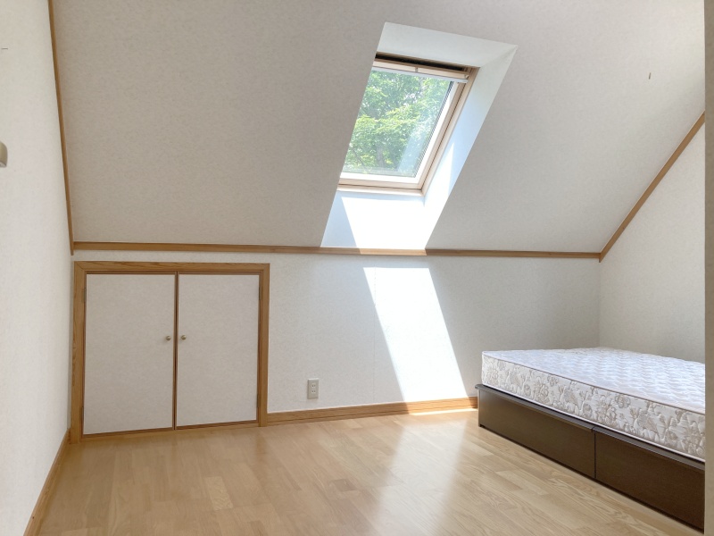 2階7.1帖洋室！こちらも天窓があり明るいですね！