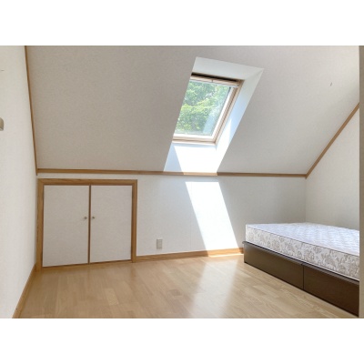 2階7.1帖洋室！こちらも天窓があり明るいですね！