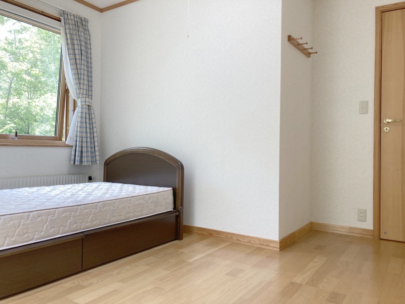 2階7.1帖洋室②！こちらにも窓がありぐっすり眠れそうです！