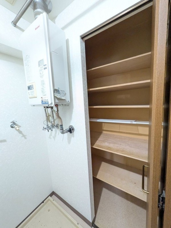 脱衣所には便利な収納棚付き。散らかりやすい洗濯機・洗面所ま…