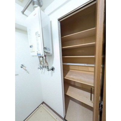 脱衣所には便利な収納棚付き。散らかりやすい洗濯機・洗面所ま…