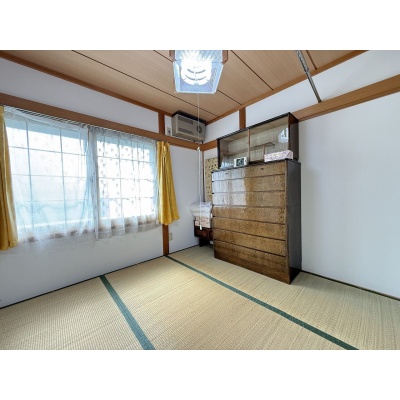 2階和室約4.5帖♪
大きな窓から自然光が差し込み、明るく開放感のある空間です♪