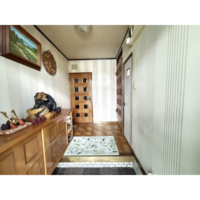 ゆとりのある玄関♪落ち着いた雰囲気で、ご家族やお客様を迎え入れやすい空間です！