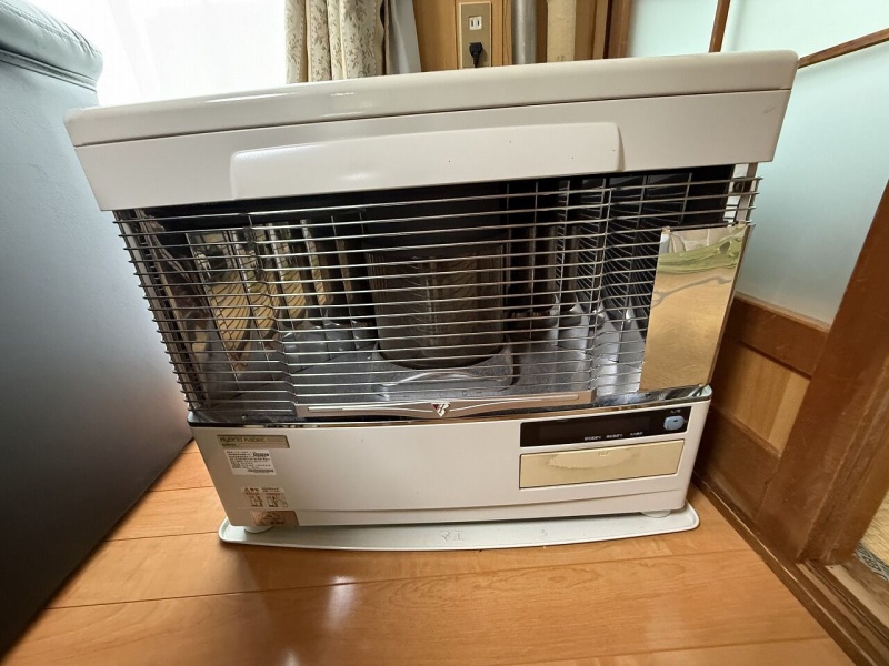 2010年製の灯油ストーブを備えており、冬の暮らしをしっかりサポートします！