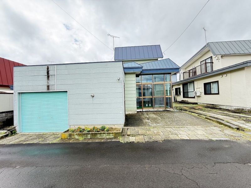 建物前にある車庫兼物置は解体のうえお引き渡しいたします。