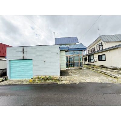 建物前にある車庫兼物置は解体のうえお引き渡しいたします。