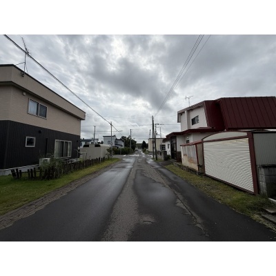 ゆとりのある道路幅で、車の出入りもしやすい立地です♪