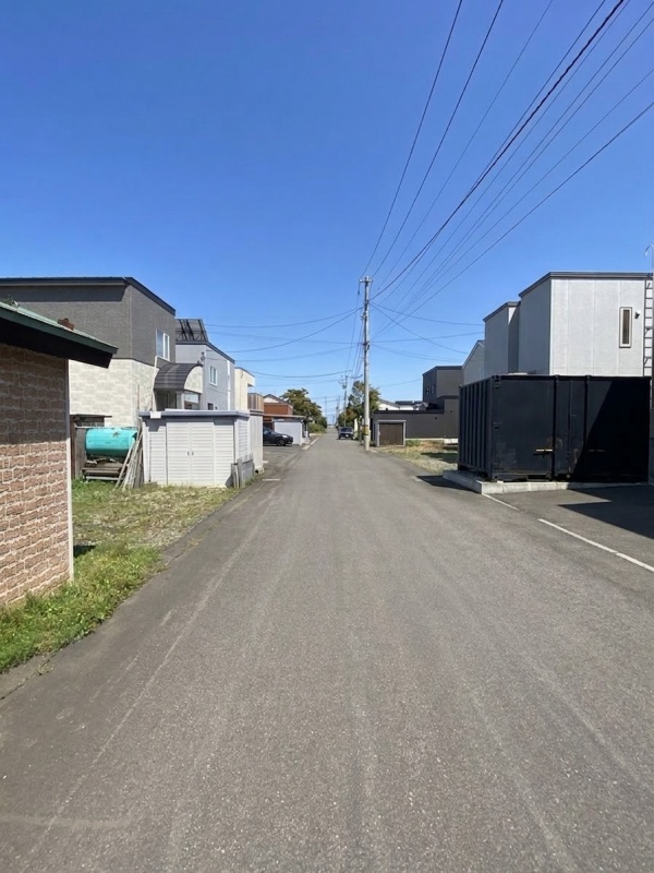 前面道路はすっきりとしていて、車の出し入れもスムーズに行えます。