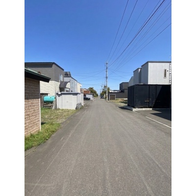 前面道路はすっきりとしていて、車の出し入れもスムーズに行えます。