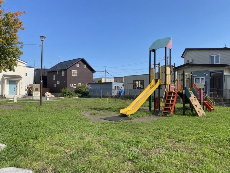 直ぐ近くには公園があり、遊び場にも困りません。