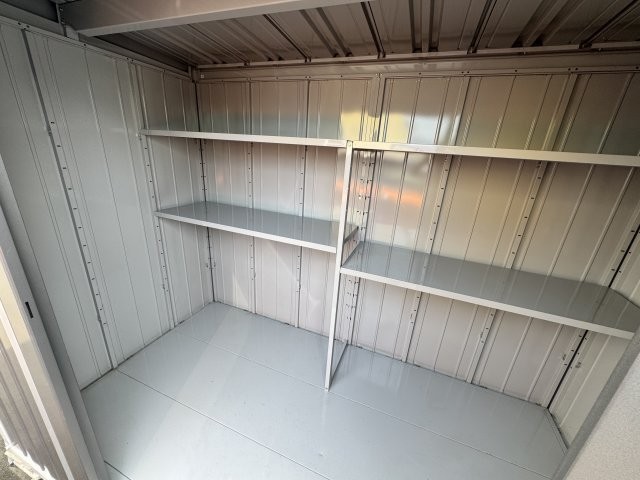 自転車もすっぽりと入る大型物置もついております。