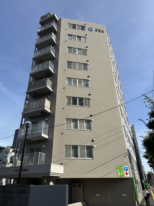 青空に映える落ち着いた色合いの外観です。