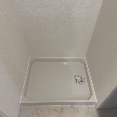 水漏れを防ぐ防水パン付きの使いやすい室内洗濯機置き場です。