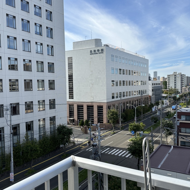 スーパーやホームセンターも徒歩圏内に揃う充実した周辺環境。