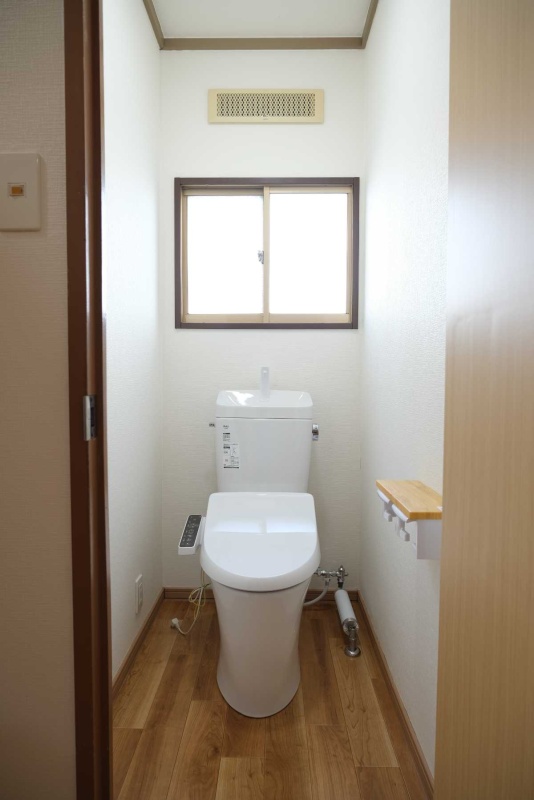 窓があり、換気しやすいトイレ。便器や内装が交換され、清潔感のある空間です。