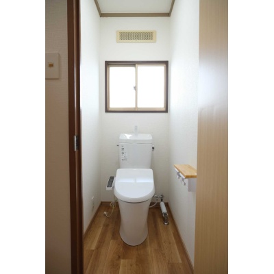 窓があり、換気しやすいトイレ。便器や内装が交換され、清潔感のある空間です。